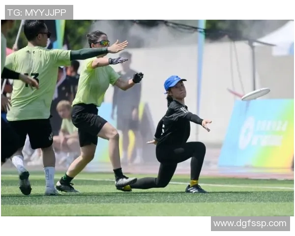 重庆飞盘队与南京飞盘队赛后复盘探讨团队协作的成功与不足